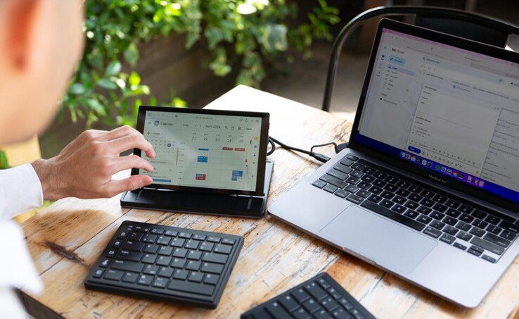 Les trois parties du Tetra Keyboard Monitor peuvent être placées n'importe où sur un bureau pour une utilisation confortable. (Source de l'image : Tetra Keyboard sur Kibidango)