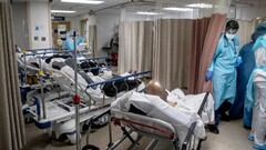 Une salle de patients atteints du virus Corona à Brooklyn, mars 2020 (Source de l&#039;image : Victor Blue et The New York Times ; recadré)
