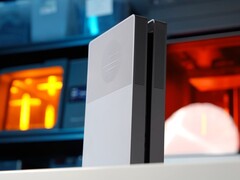 Design du couvercle de BoxPlates en finition argentée et noire (Source d'image : Devyn Johnston/YouTube)