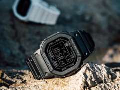 La Casio G-Shock GW-5000HS-1ER noire (avant) et la GW-5000HS-7ER blanche. (Source de l'image : Casio)