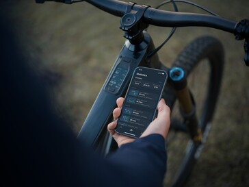 Le système DJI Avinox eMTB s'intègre à une application pour smartphone, mais il y a aussi un écran OLED de 2 pouces monté sur le tube supérieur du vélo. (Source de l'image : DJI)