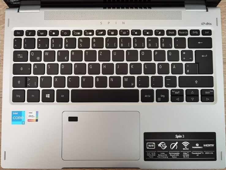 Un clavier antidérapant avec un éclairage brillant qui est sujet aux empreintes digitales.