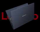 Le Lenovo Chromebook Plus i, photographié sur un fond noir avec le logo Lenovo derrière lui. (Source de l'image : Lenovo - édité)