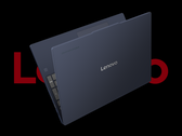 Le Lenovo Chromebook Plus i, photographié sur un fond noir avec le logo Lenovo derrière lui. (Source de l'image : Lenovo - édité)