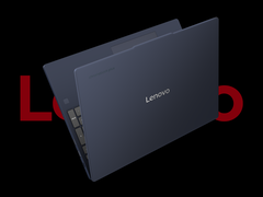Le Lenovo Chromebook Plus i, photographié sur un fond noir avec le logo Lenovo derrière lui. (Source de l'image : Lenovo - édité)