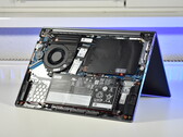 Le Lenovo ThinkBook 14 Gen 8 IAL, avec la couverture arrière retirée (source de l'image : Benjamin Herzig/Notebookcheck)