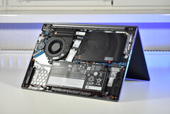 Le Lenovo ThinkBook 14 Gen 8 IAL, avec la couverture arrière retirée (source de l&#039;image : Benjamin Herzig/Notebookcheck)