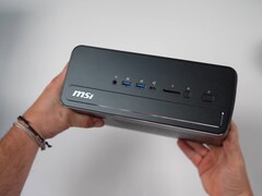 Le mini PC MSI Pro Max Edge AI offre de nombreux ports en façade.