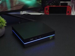 Mini PC de jeu Yohris avec ports frontaux et bande lumineuse LED (Source d'image : ETA PRIME/YouTube)