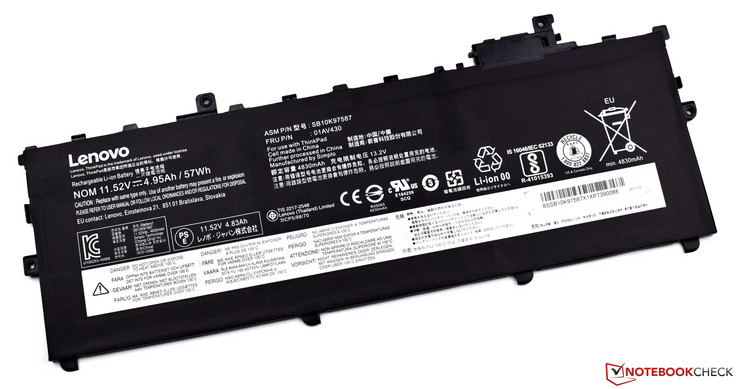 La batterie de 57 Wh est fixée à l'intérieur.