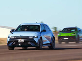 La Hyundai Ioniq 5 N a facilement battu la Lamborghini Urus et les autres voitures à moteur à combustion interne dans les courses de drag and roll de CarExperts. (Source de l'image : CarExpert sur YouTube - capture d'écran)