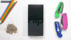 Le Z Flip4. (Source : JerryRigEverything via YouTube)